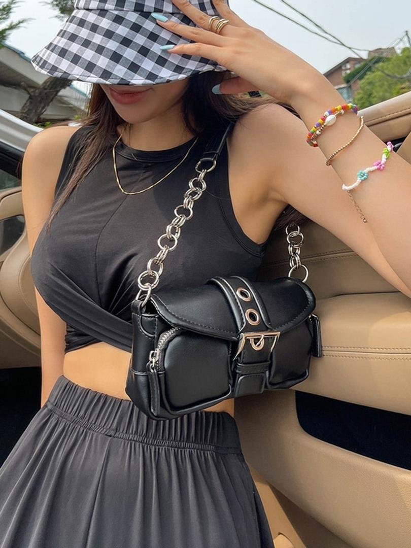 Cartera negra con tira metal